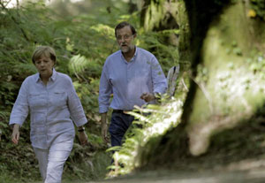 El presidente del Gobierno, Mariano Rajoy, y la canciller alemana, Angela Merkel, recorren a pie un tramo del Camino de Santiago