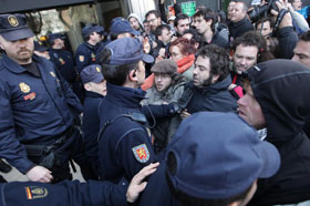 Enfrentamientos entre la Polica Nacional y ciudadanos que intentan frenar un desahucio en Madrid
