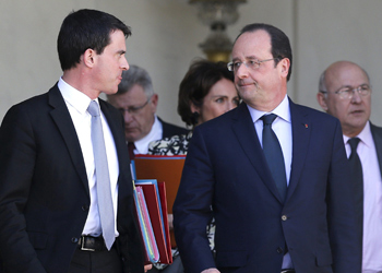 El primer ministro francs, Manuel Valls (izda.), junto al presidente galo Franois Hollande.