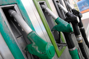 El precio de la gasolina y el gasleo se abarata un 0,5%