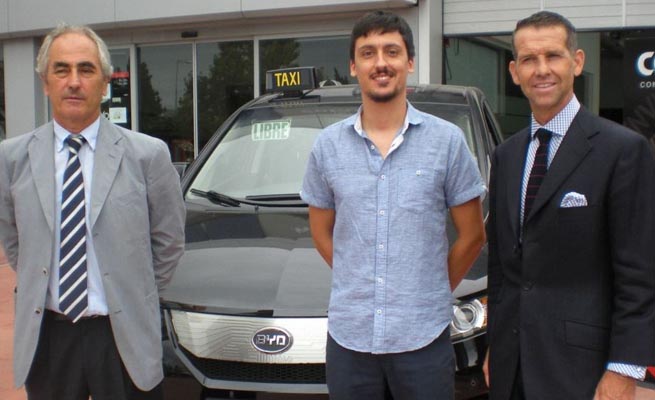 De derecha a izquierda: Sebastin Canadell, director General de New Energy Vehicles; Cristian Campos, taxista de Barcelona y; Rafael Vallejo, propietario de Cobo Concessionaris.
