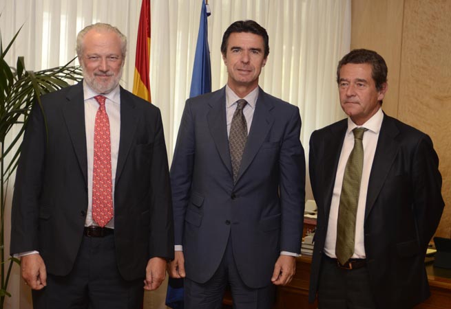 Jos Luis Lpez-Schmmer, presidente de Anfac, Jos Manuel Soria, ministro de Industria, y Mario Armero, vicepresidente de Anfac.