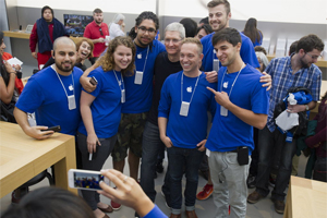 Tim Cook, consejero delegado de Apple, en su visita a la tienda de Palo Alto (California)