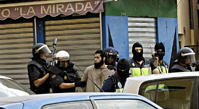 La Polica Nacional ha detenido hoy a nueve integrantes de una clula terrorista vinculada a la organizacin Estado Islmico y asentada en las ciudades de Melilla y Nador (Marruecos). En la imagen, agentes de la Polica junto a uno de los detenidos en el barrio de la Caada de Hidum.