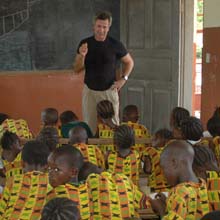 Enrique Rubio, en el interior de una escuela en Sierra Leona.