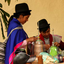 Indgenas guambianos de los Andes colombianos, elaborando las pantallas para el proyecto PET Lamp.