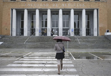 Una joven camina hacia la facultad de Medicina de la Universidad Complutense de Madrid (UCM).