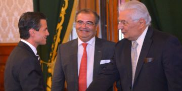 Enrique Pea Nieto saluda a los directivos del Banco Popular Espaol y del Banco Ve por Ms, ngel Ron Gimil (c) y Antonio del Valle Perochena (d), ayer en Mxico