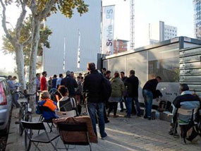 Cola de potenciales compradores esperando el inicio de la comercializacin de la primera promocin de Solvia en Barcelona