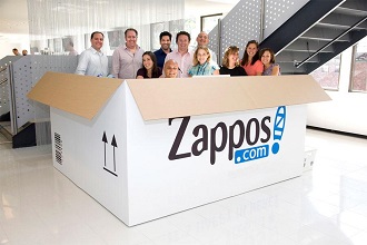 Zappos, originalmente dedicada a la venta online de zapatos, en vez de apostar por almacenes enormes para acumular su producto sonde antes a proveedores y compradores, haciendo de la atencin al cliente su sea de identidad.
