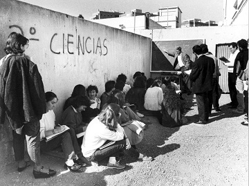 Una clase al aire libre de la Universidad de Granada en 1989.