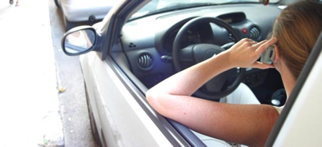 Mujer hablando por el mvil mientras conduce
