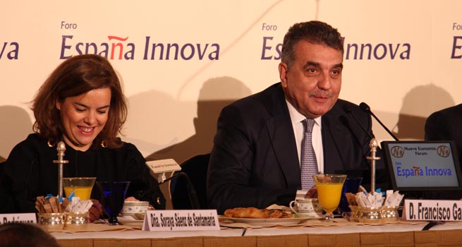 Soraya Senz de Santamara, vicepresidenta del Gobierno junto a Francisco Garca Sanz de Volkswagen.