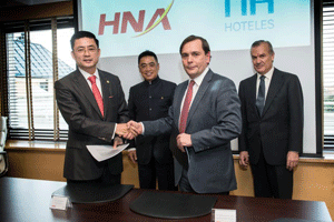 El presidente de HNA, Wang Jian (izquierda), y el consejero delegado de NHHotel Group, Federico Gonzlez (segundo por la derecha), durante la firma de un acuerdo entre ambas compaas.