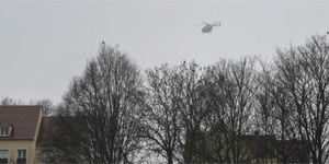 Un helicptero sobrevuela el lugar en el que se han atrincherado los terroristas islmicos.DOMINIQUE FAGET/AFP