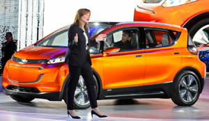 La consejera delegada de General Motors (GM), Mary Barra, habla sobre el nuevo Chevrolet Bolt durante el Saln Internacional del Automvil de Norteamrica (NAIAS), en el Cobo Center de Detroit, Michigan (Estados Unidos).