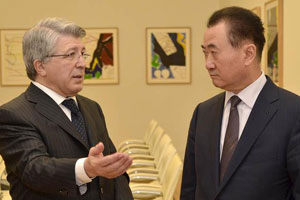 Enrique Cerezo y Wang Jianlin, en una visita del multimillonario chino en marzo del ao pasado