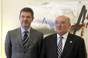 El ministro de Justicia, Rafael Catal y el presidente de la Abogaca Espaola, Carlos Carnicer.