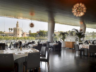 Interior del restaurante sevillano Abades Triana, situado junto al Guadalquivir y frente a la Torre del Oro.