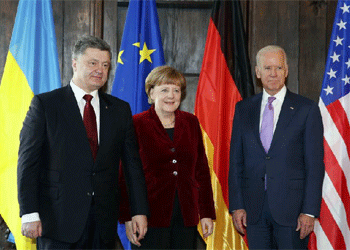 El presidente de Ucrania, Petr Poroshenko, la canciller alemana, Angela Merkel, y el vicepresidente de EEUU, Joe Biden.