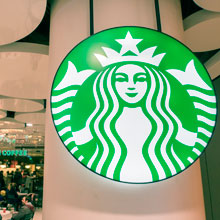 Logotipo de Starbucks actual sin la palabra coffee. Se quit, ya que no slo vende esa bebida, sino que ofrece otros productos y aporta una experiencia.