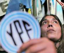 LA ETERNA CRISIS ARGENTINA  Simpatizantes de la presidenta de Argentina, Cristina Fernndez de Kirchner, celebrando en mayo de 2012 el proyecto de ley gubernamental de expropiacin del 51% de las acciones de la espaola Repsol en la petrolera YPF.