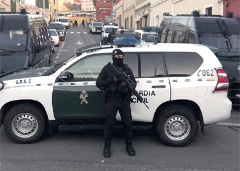 En la imagen, un agente hace guardia durante la operacin llevada a cabo en Melilla.