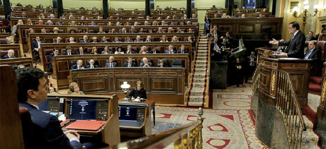 Pedro Snchez escucha a Rajoy el pasado martes en el Debate del Estado de la Nacin en el Congreso de los Diputados