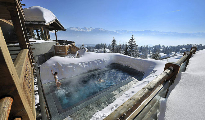 Una piscina de agua caliente junto a una estacin de esqu en los Alpes suizos. Es la apuesta de Le Crans Hotel&Spa, con 15 habitaciones y suites amuebladas de un modo distinto entre s que cuentan con su propia chimenea, jacuzzi y terraza con vistas.
