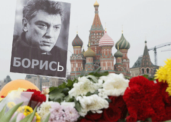 Un retrato del ex viceprimer ministro y lder de la oposicin extraparlamentaria rusa, Bors Nemtsov, permanece colocado junto a unas flores en el lugar en el que fue asesinado el pasado 27 de febrero, en Mosc, Rusia.