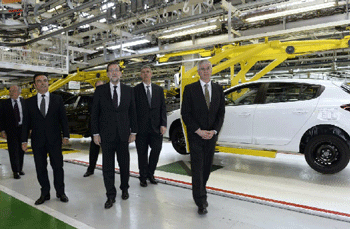 El presidente del Gobierno, Mariano Rajoy, hoy en la planta de Renault en Palencia.