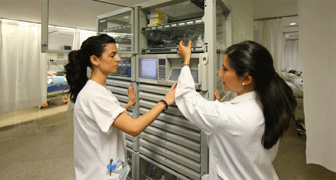 Dos enfermeras en el Hospital Virgen del Roco, en Sevilla, en una imagen de archivo.