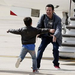 El periodista Javier Espinosa saluda a su hijo a su llegada a la Base Area de Torrejn de Ardoz tras ser liberado.